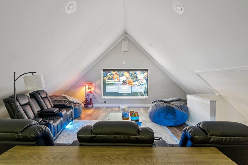Home Theater Suite in Park Ave Neighborhood - B&B