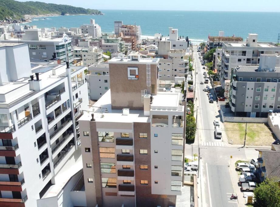 Apê 2 suítes, piscina aquecida condomínio, alto padrão, 1 quadra mar, familiar - Ferienwohnung Bombinhas