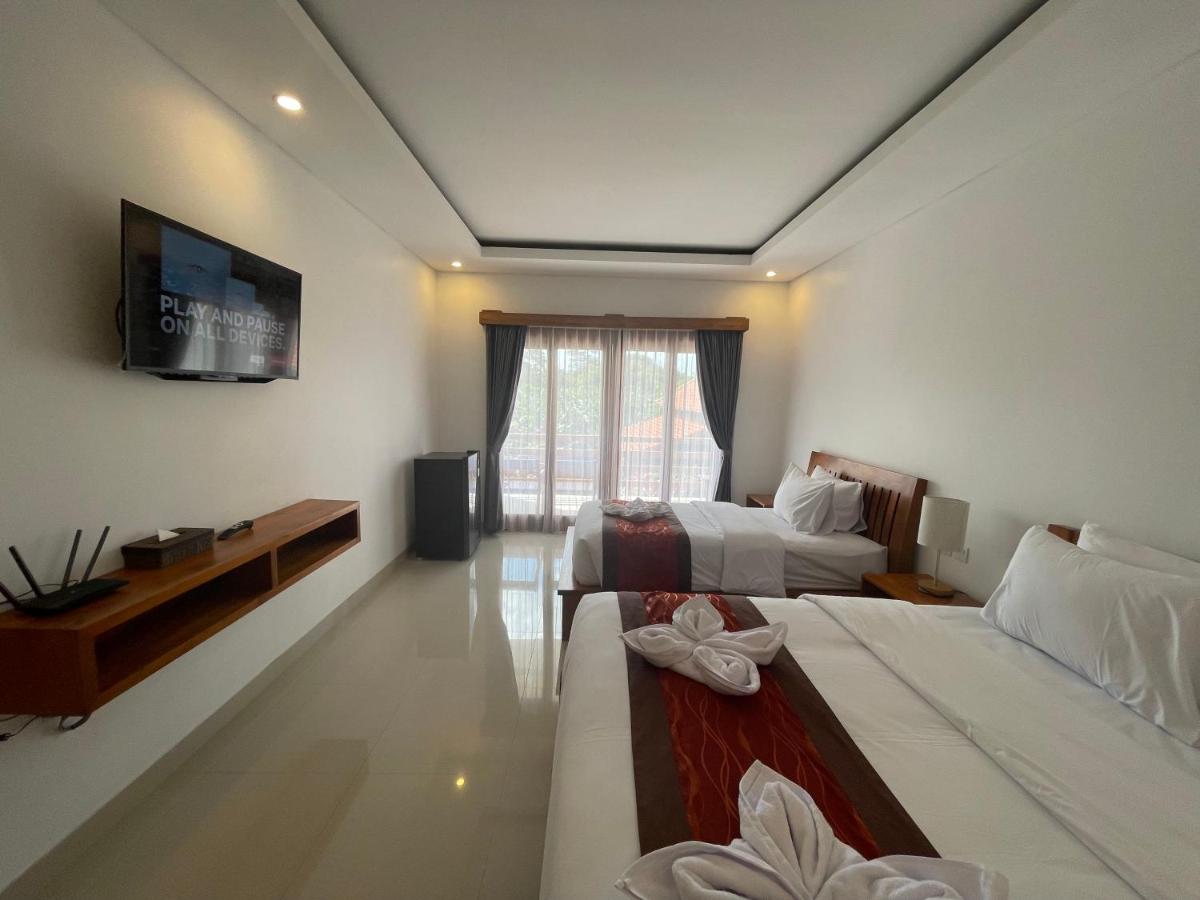 Habitación con cama extragrande y balcón