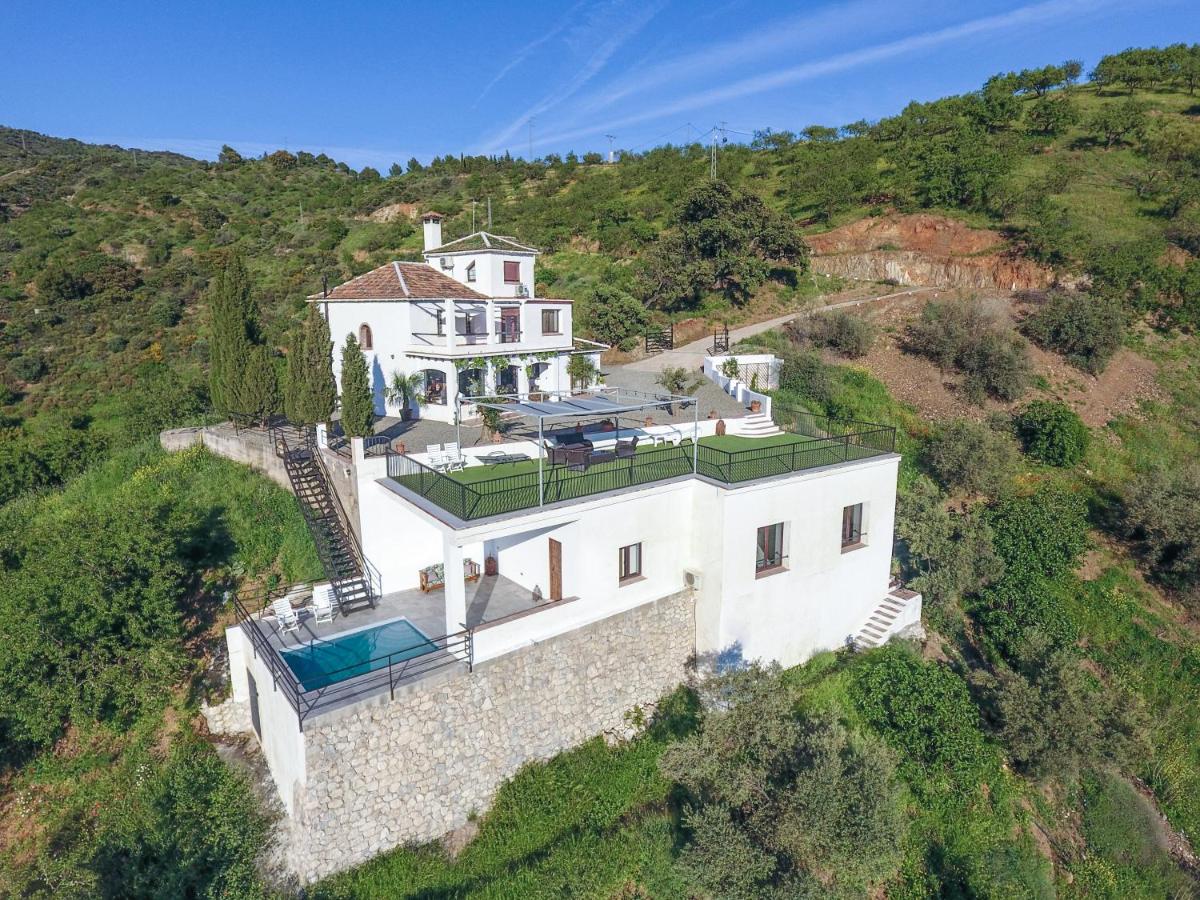 Villa Trompetilla Montes de malaga with Yoga studio and Spa - B&B