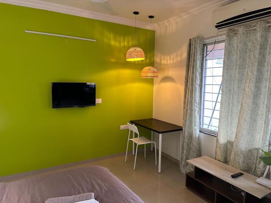 Spring Studio Apartment Opp Passport Office with AC Balcony WiFi Kitchenette - B&B