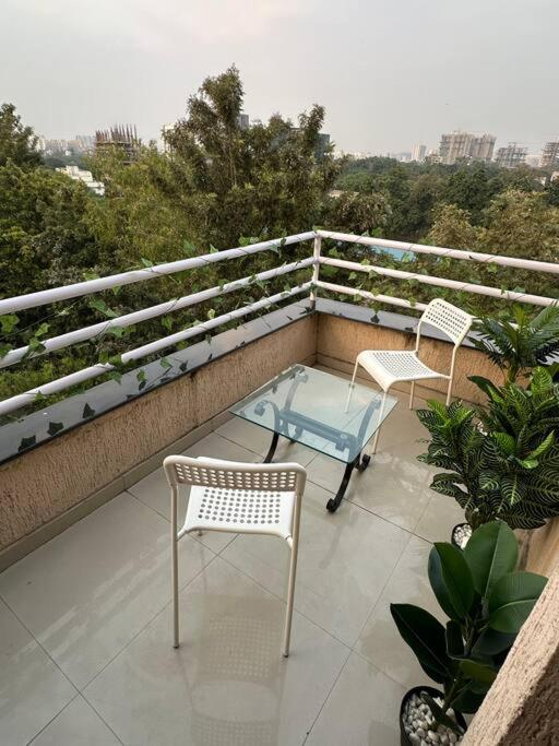 Spring Studio Apartment Opp Passport Office with AC Balcony WiFi Kitchenette - Chambres d’hôtes Pune