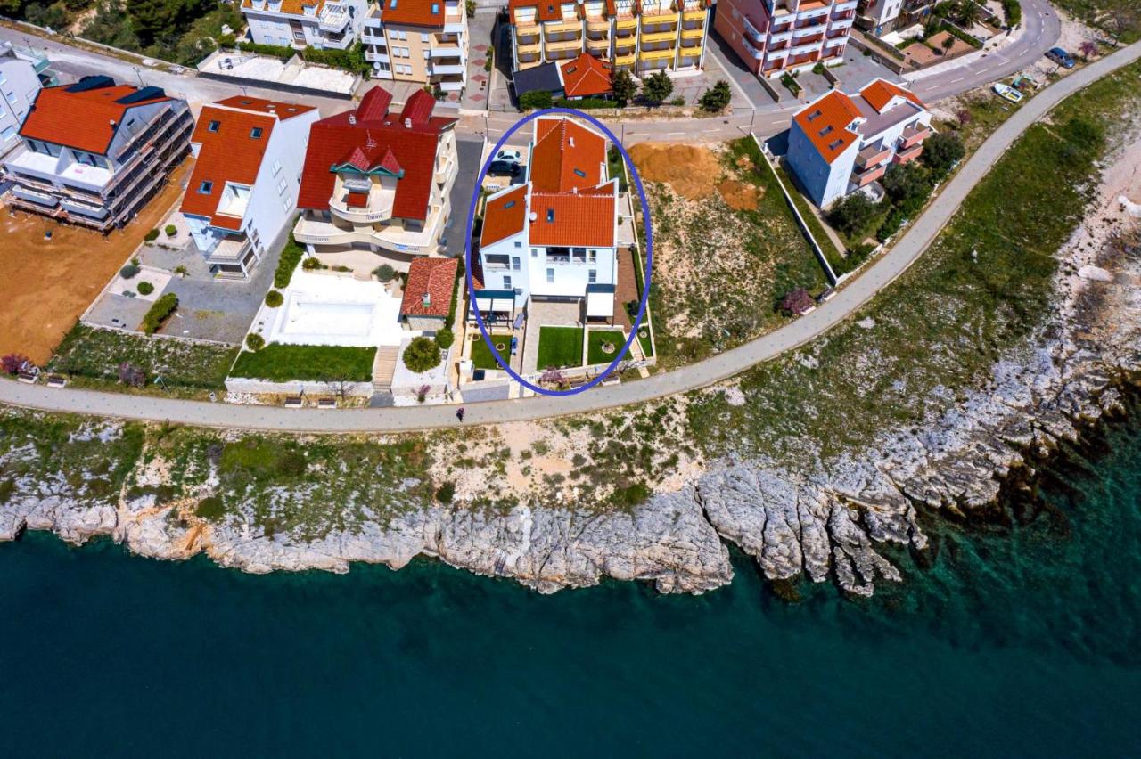 Beachfront deluxe apartment - B&B