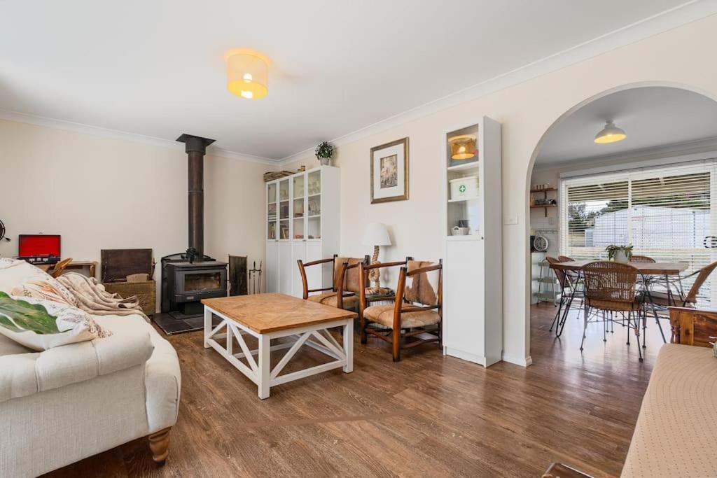 Cooinda, A 3 Bedroom Home Near Mayfield Garden - Chambres d'hôtes Oberon