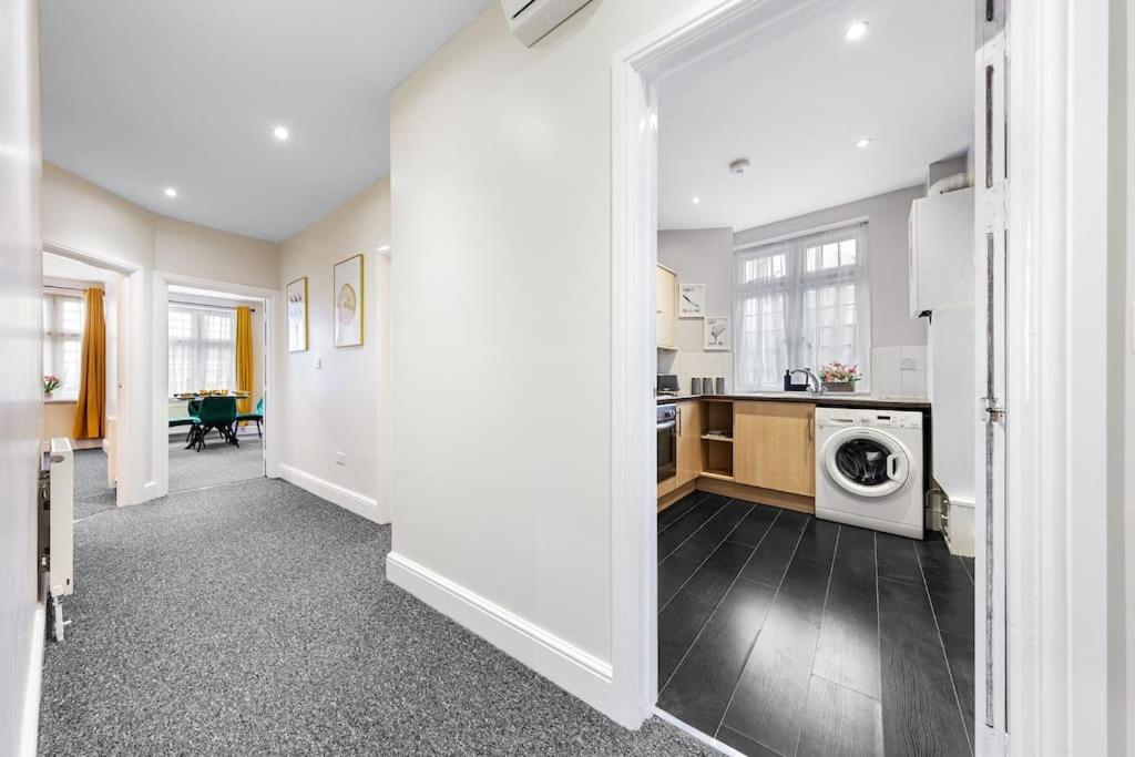Stylish 2BR London Flat with King Bed-Parking Available-Sleeps 6-20 Percent OFF Off Long Stays! Perfect for Families, Contractors & Couples! - B&B