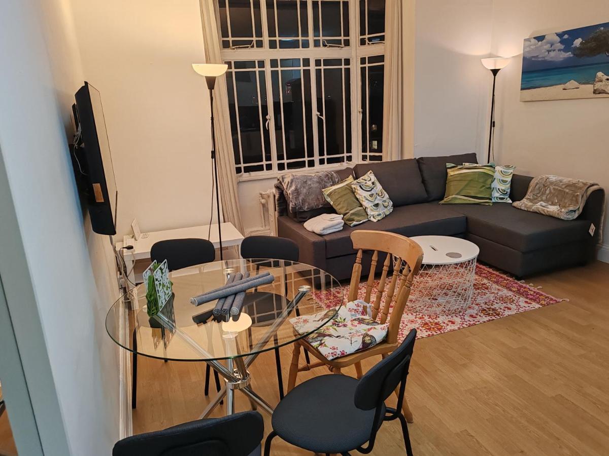 Two bedroom apartment in Queensway, London W2, - B&B