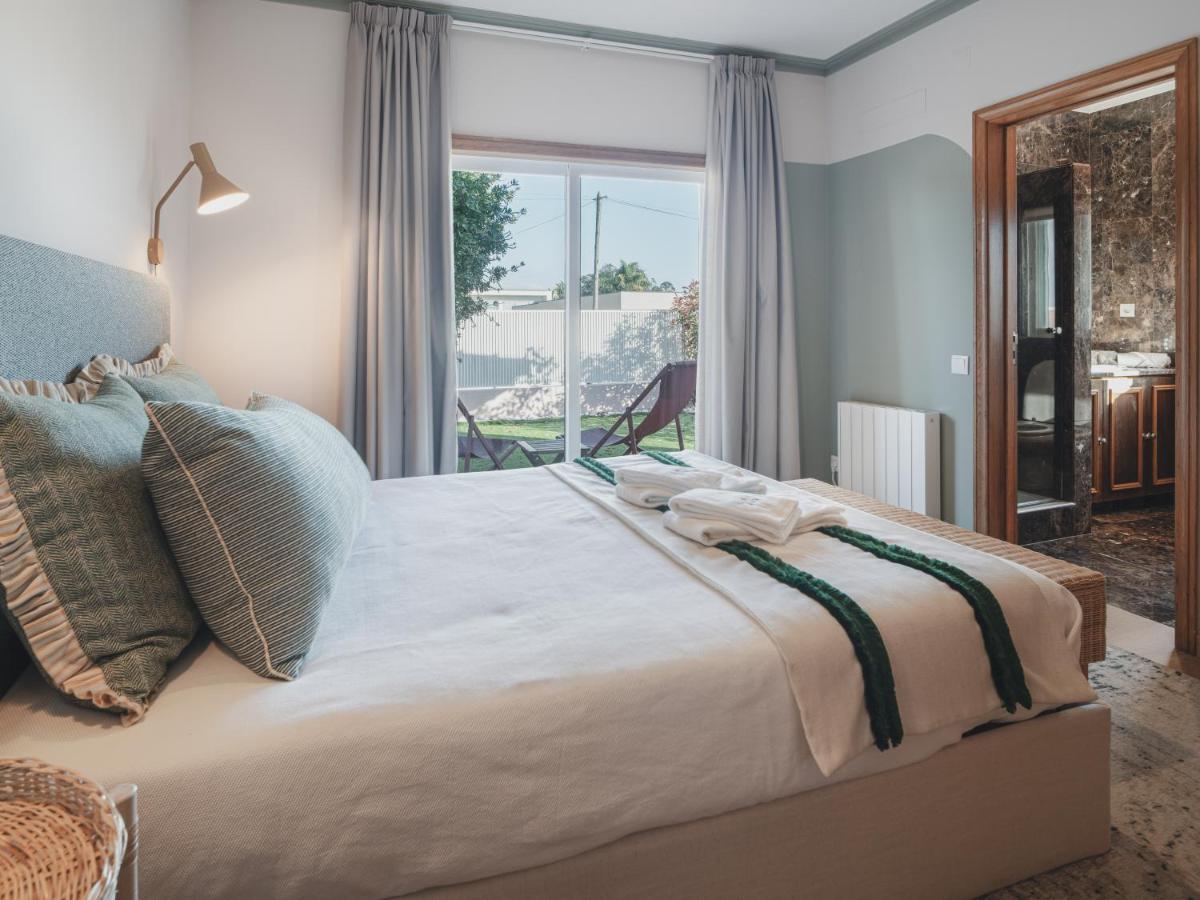 Kamer met Queensize Bed en Uitzicht op de Tuin