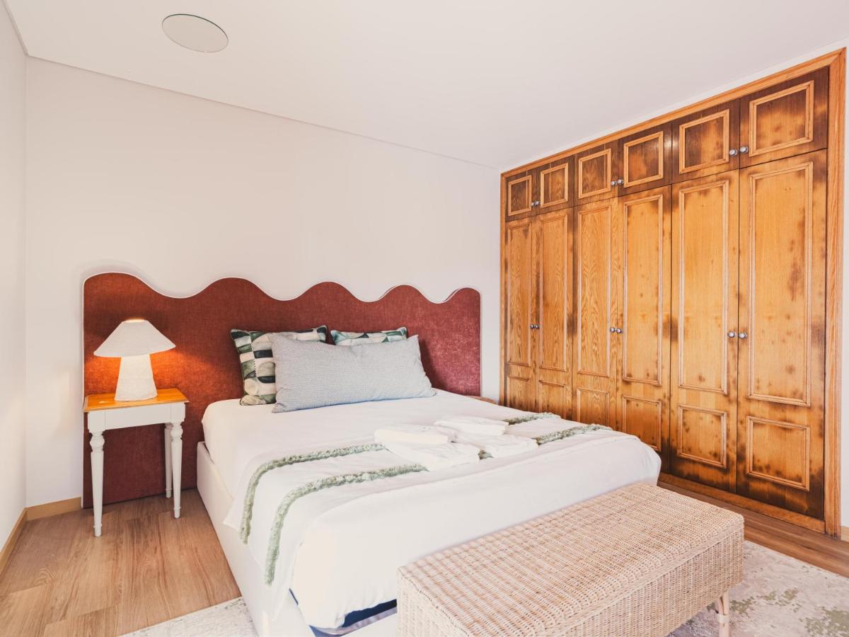 Zimmer mit Queensize-Bett und Poolblick