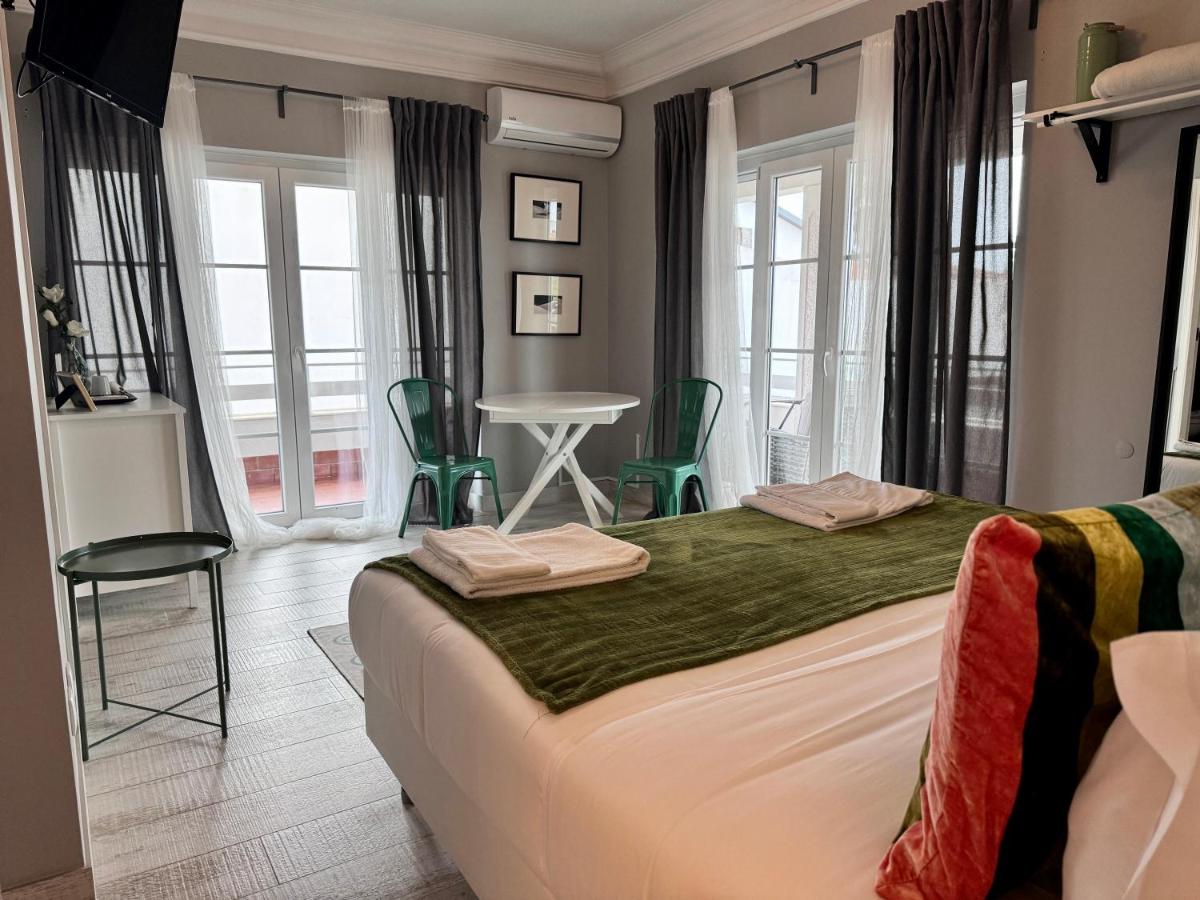 Suite mit Kingsize-Bett und seitlichem Meerblick
