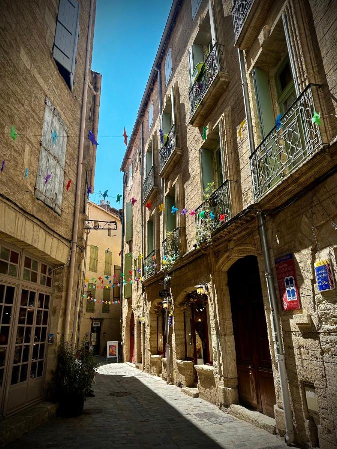 Studio centre historique - climatisé - Bed and Breakfast Pézenas