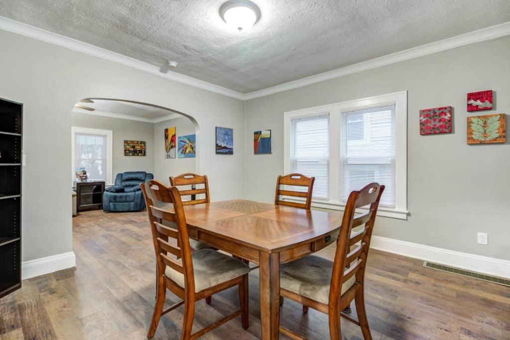 The Gallery House - Art curated by local artist! - Bed and Breakfast Cleveland Heights