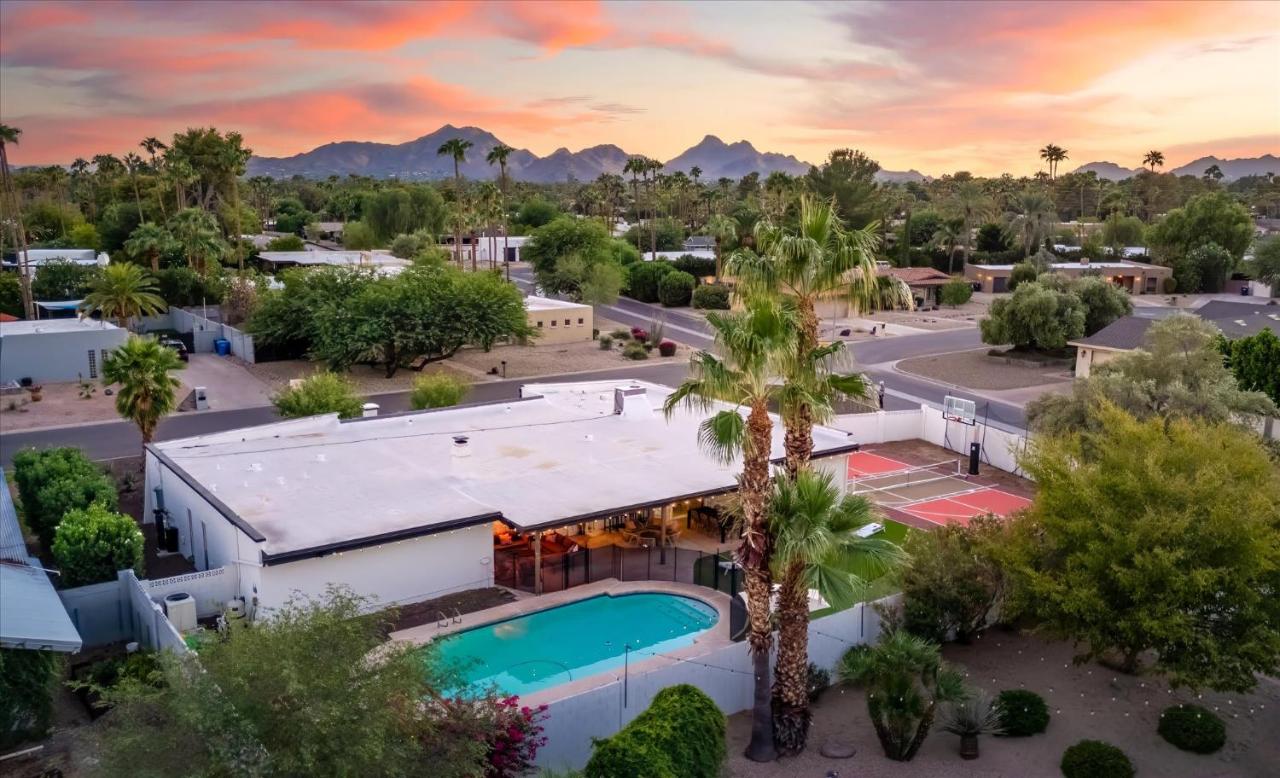 Pickleball Court~ Hot Tub & Pool~ Mini Golf~Games - B&B