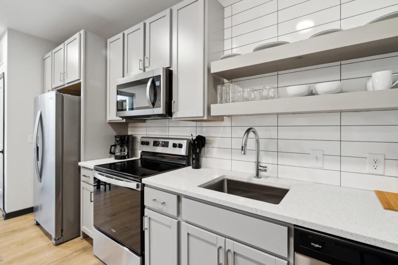 CozySuites Mass with parking lounge & roof deck #25 - Chambres d’hôtes Indianapolis