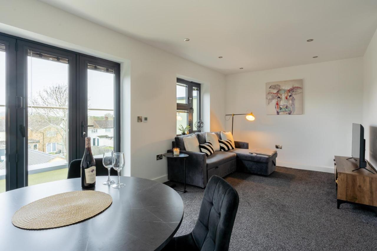 Modern 2-Bed Apartment with Balcony, Close To Oxford City Centre With Free Parking - B&B