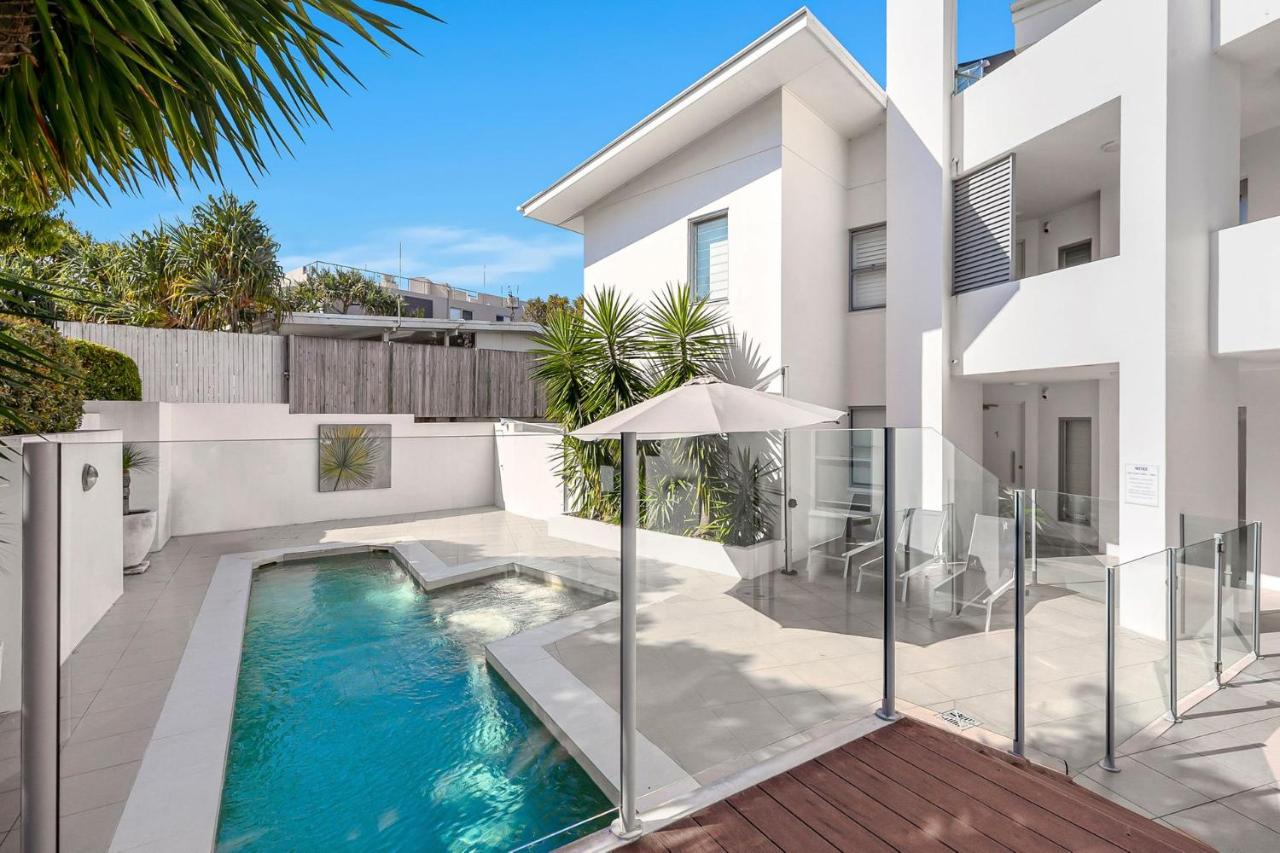 1 Alpha - Lovely and Spacious 3 bed apartment all on one level lift pool air con garden outlook - Chambres d'hôtes Sunshine Beach