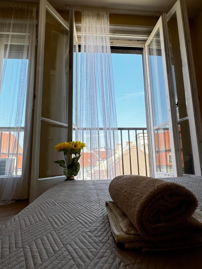 Extralarge Queen Room in the Heart of Bratislava with Terrace - B&B