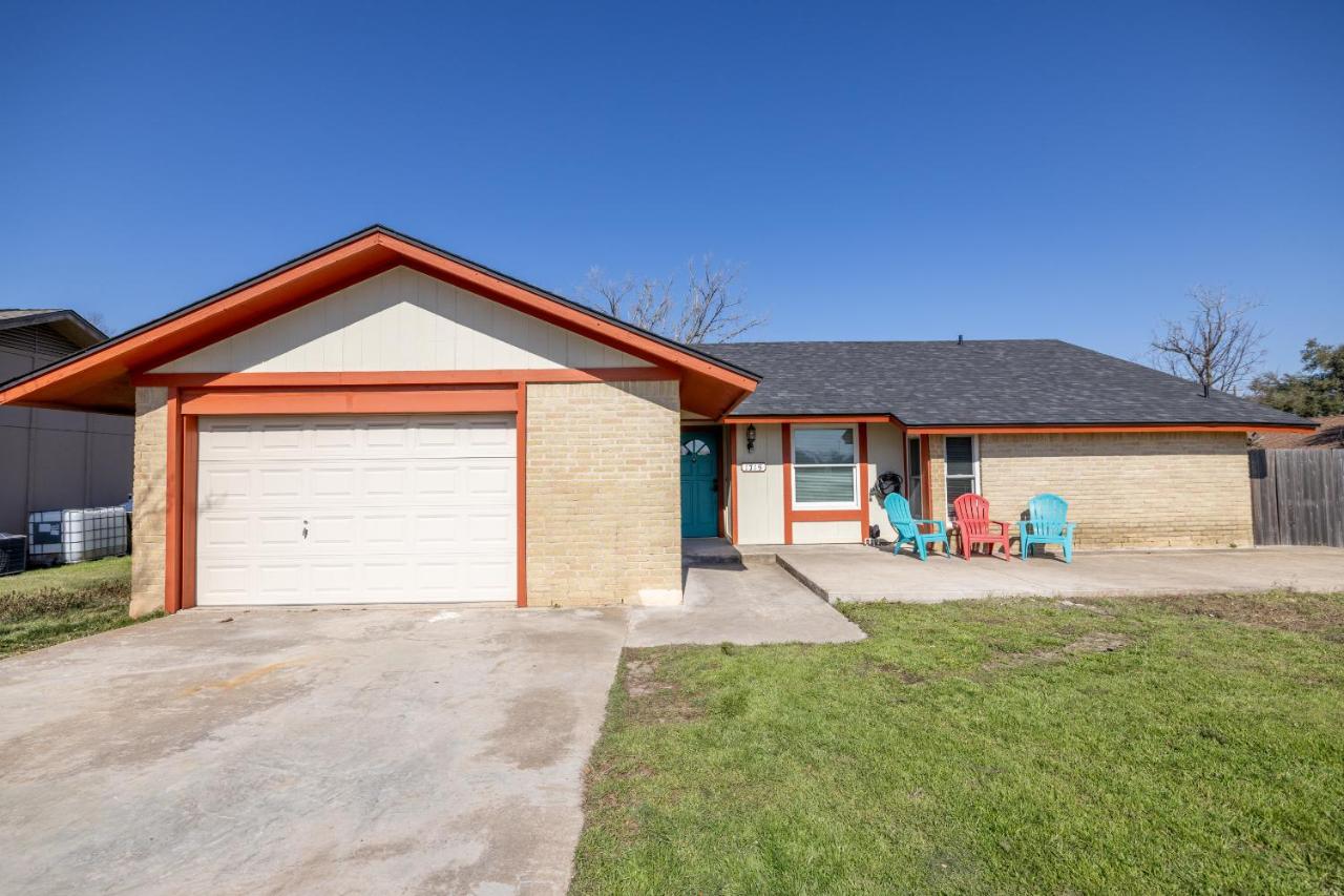 Luxury 4BR Oasis with Pool, Hot Tub & Game Room! - B&B