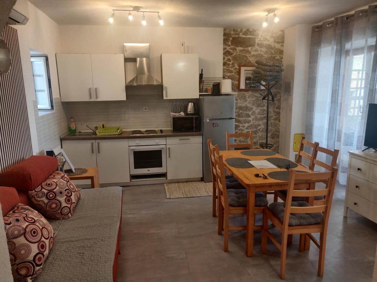 One-Bedroom Apartment with Sea View (5 Adults)