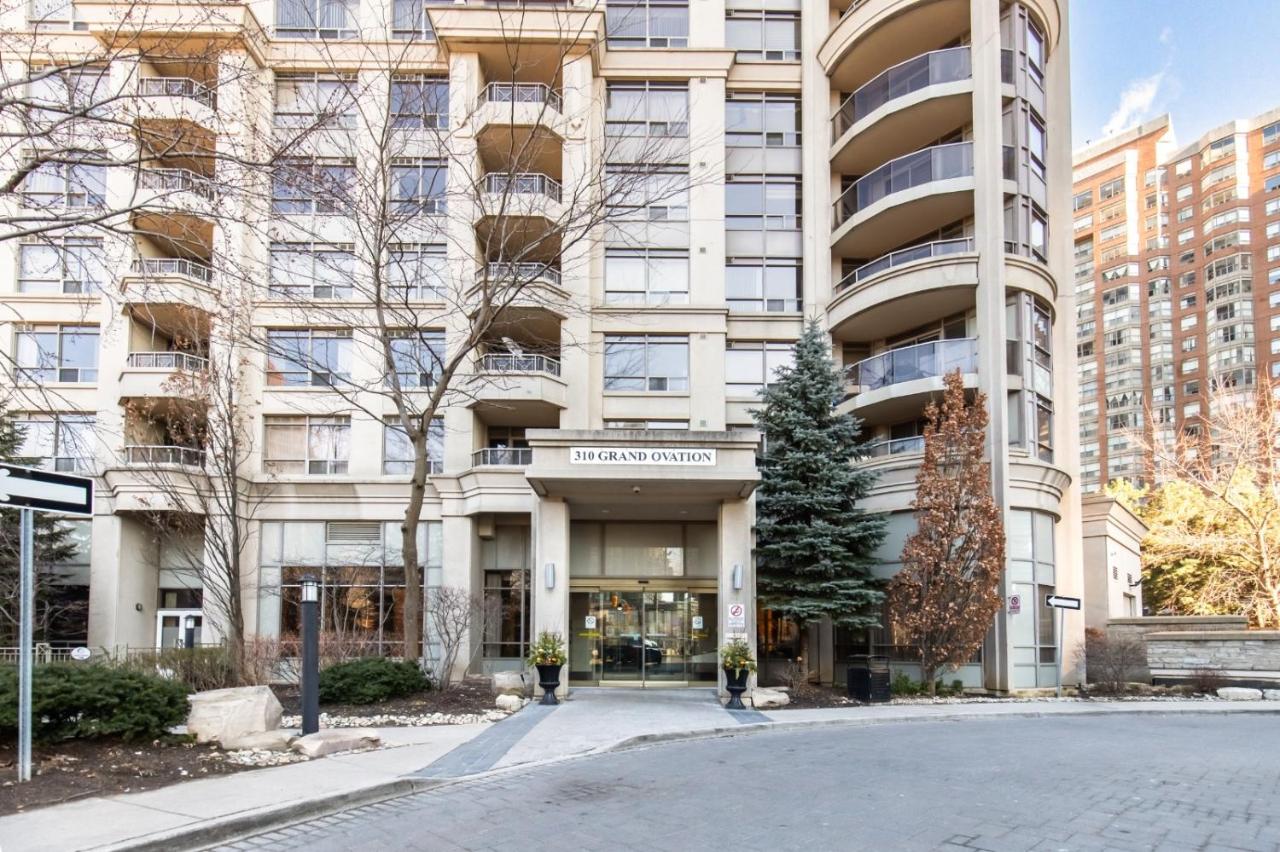 Luxury 2 bedroom Condo Near Square One with Massage Chair - Bed and Breakfast