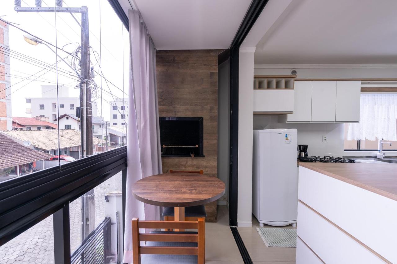 Apto completo a 350m da PRAIA, dois quartos, sala de estar, COZINHA , CHURRASQUEIRA privativa , Wi-Fi, AR CONDICIONADOS vaga privativa de garagem Reserve agora mesmo! - Chambres d’hôtes