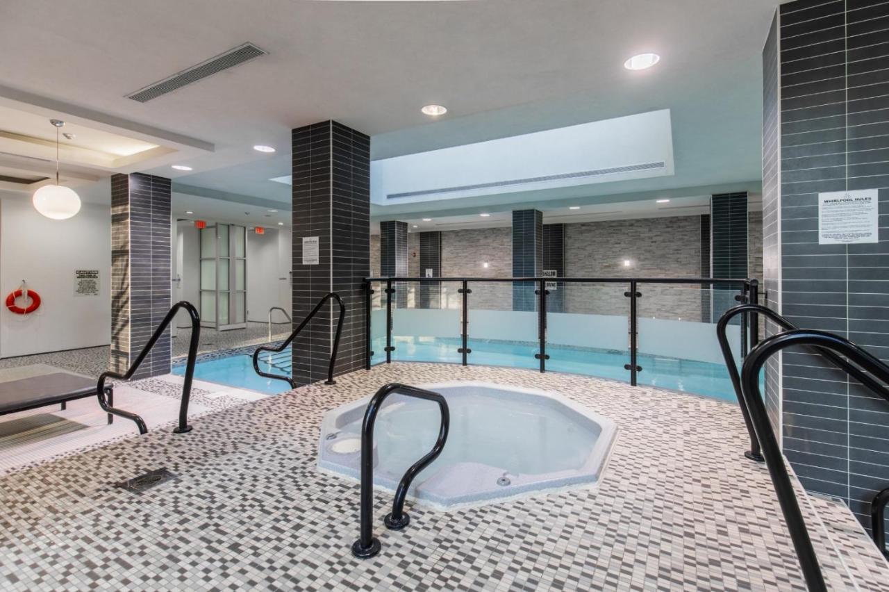 Modern 2BR 2 Bath Condo with Pool, Parking, Near YYZ and FIFA - Chambres d'hôtes Mississauga