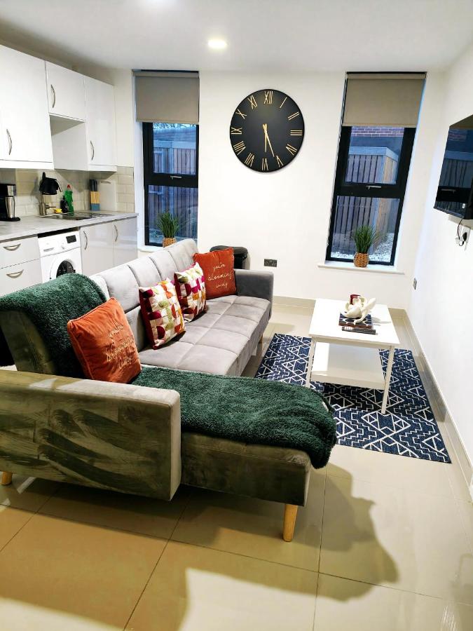 Luxurious 3 bed Ensuites & kitchenettes Nr LGI Hospital & Uni - Free 5G WIFI & Netflix Short Stays - Contractors Free Parking - Chambres d’hôtes