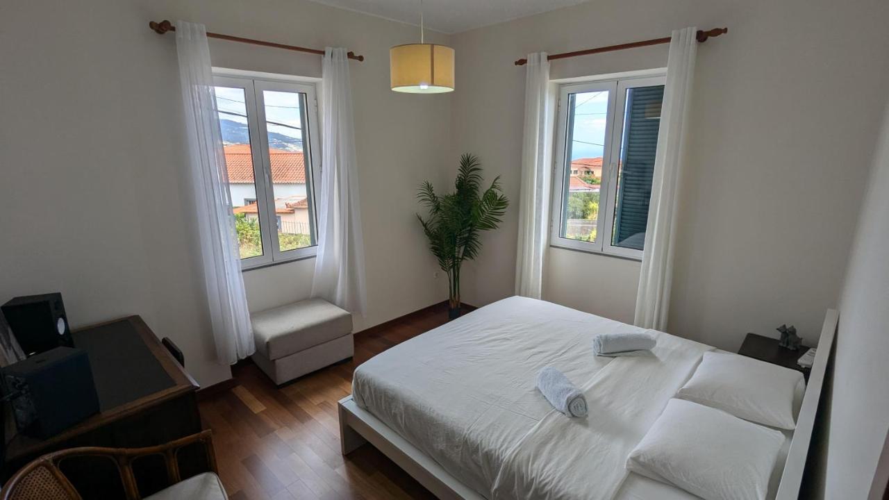Zimmer mit Kingsize-Bett und Meerblick