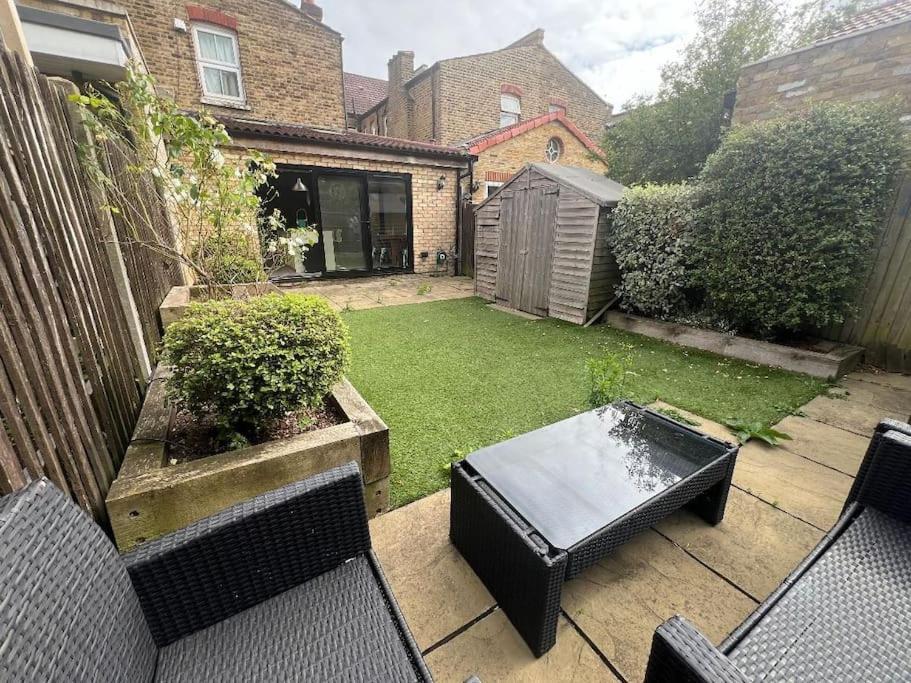 Lovely 2 bed patio apartment close to Wimbledon tennis - B&B