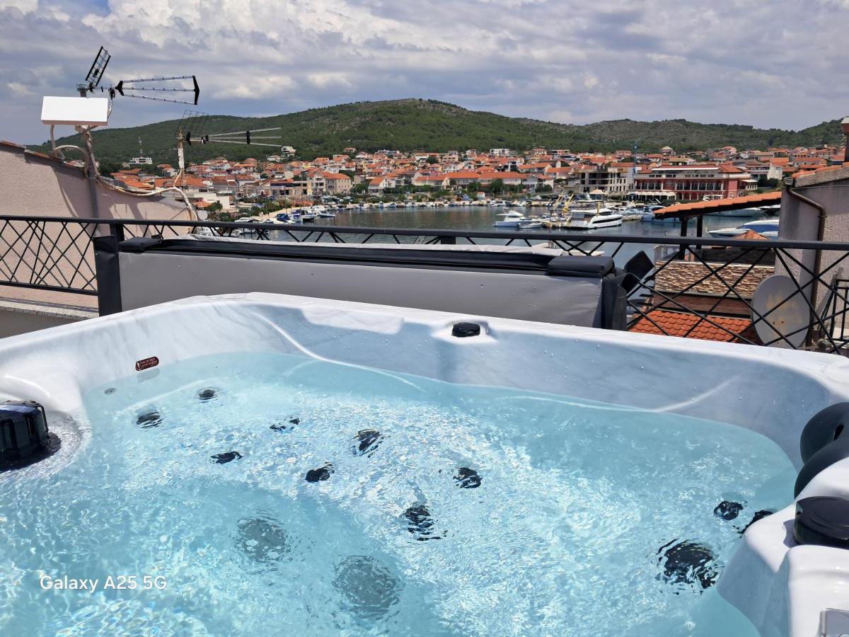 Villa Trebocconi stone house with rooftop Jacuzzi 20m from sea - B&B Tribunj