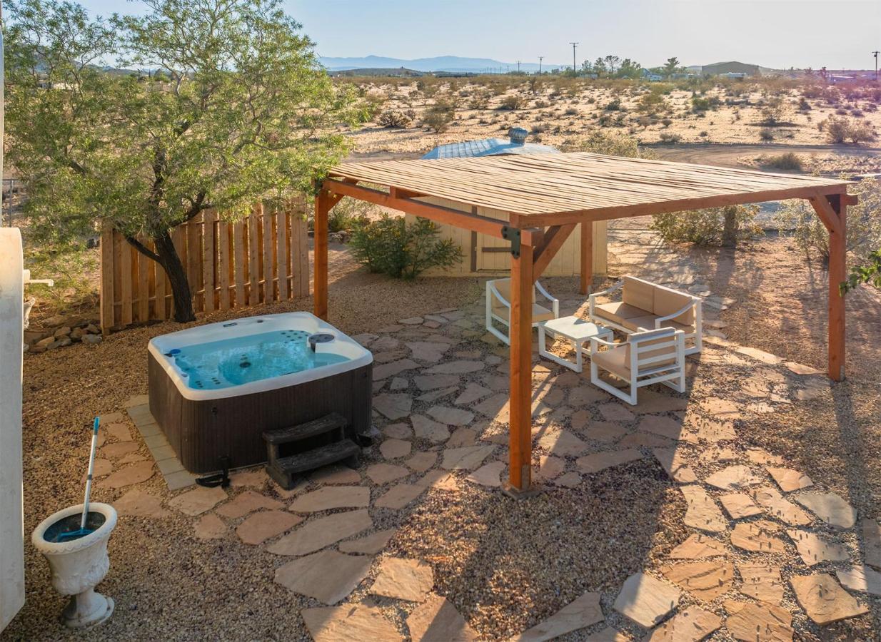 Hot Tub Stargazing from a Gorgeous Desert Retreat - Bed and Breakfast Joshua Tree