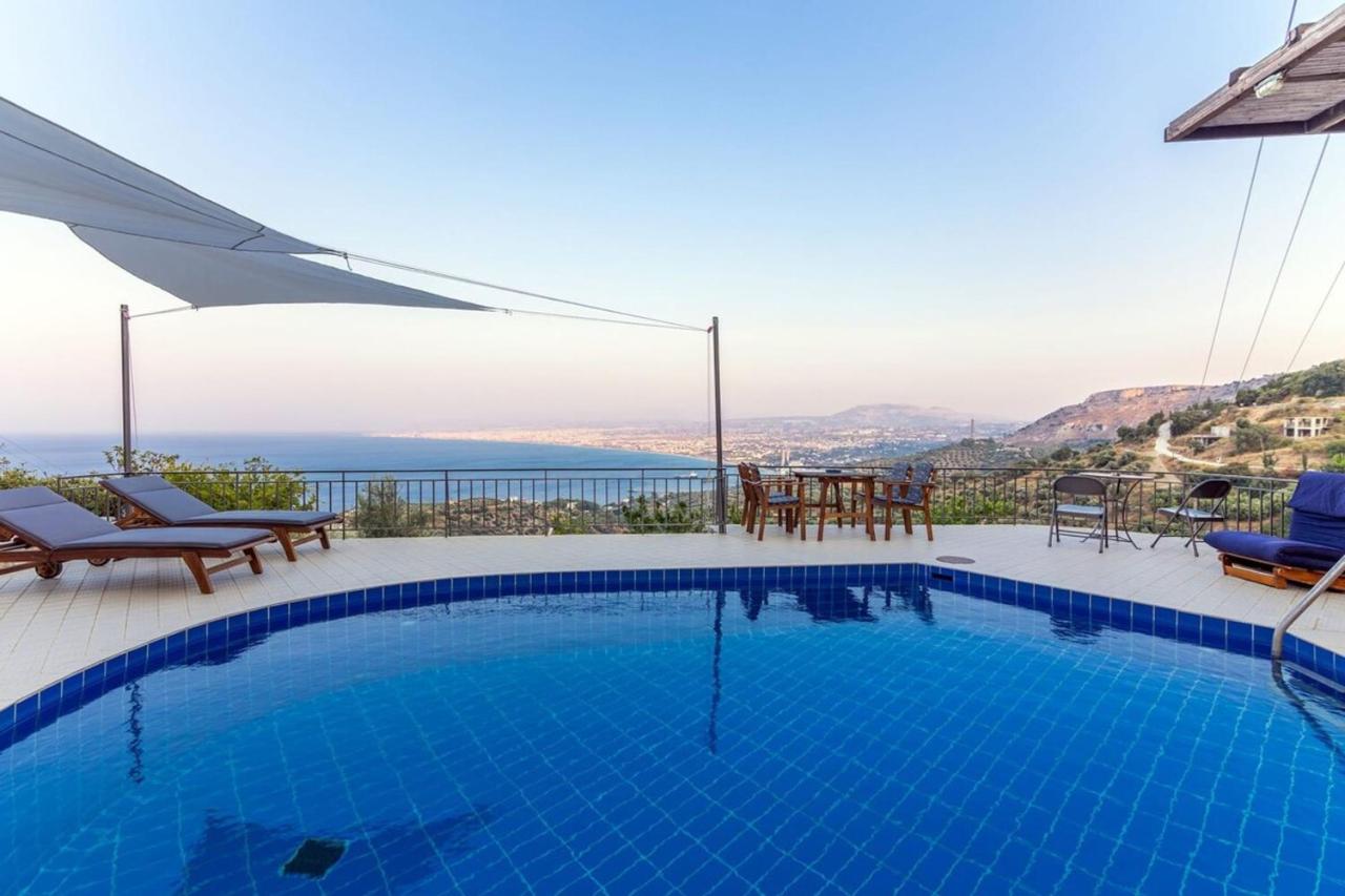 Villa Evakri with Private Swimming Pool BBQ - Chambres d’hôtes