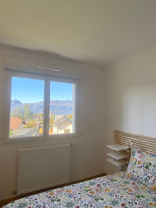 VILLA VUE LAC -3 chambres jardin-proche du lac et du Centre-ville , 2 places parking - B&B