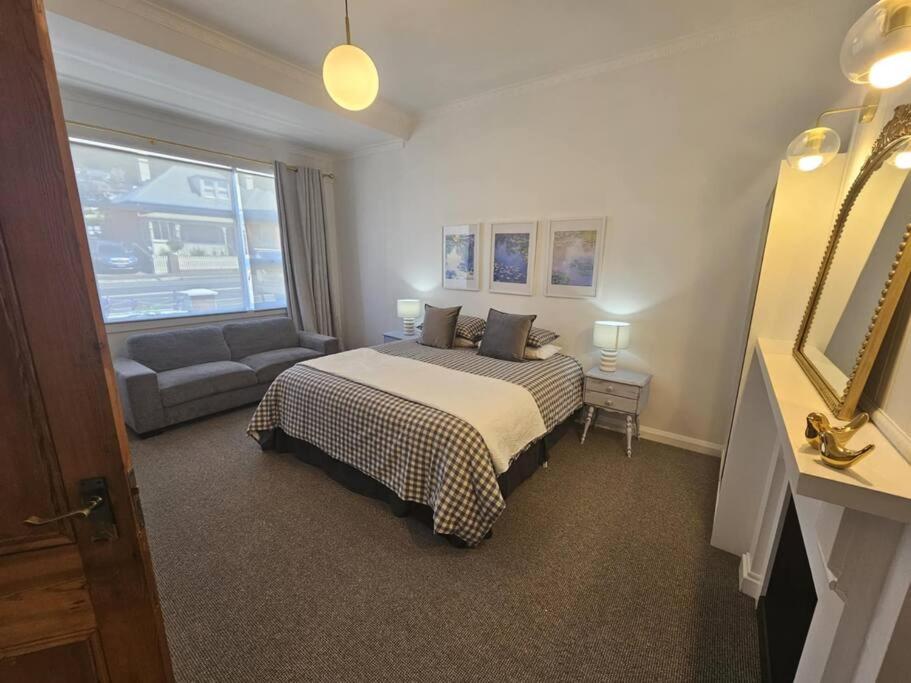 RoseIris Cottage - City Charm in Central West Hobart - B&B West Hobart