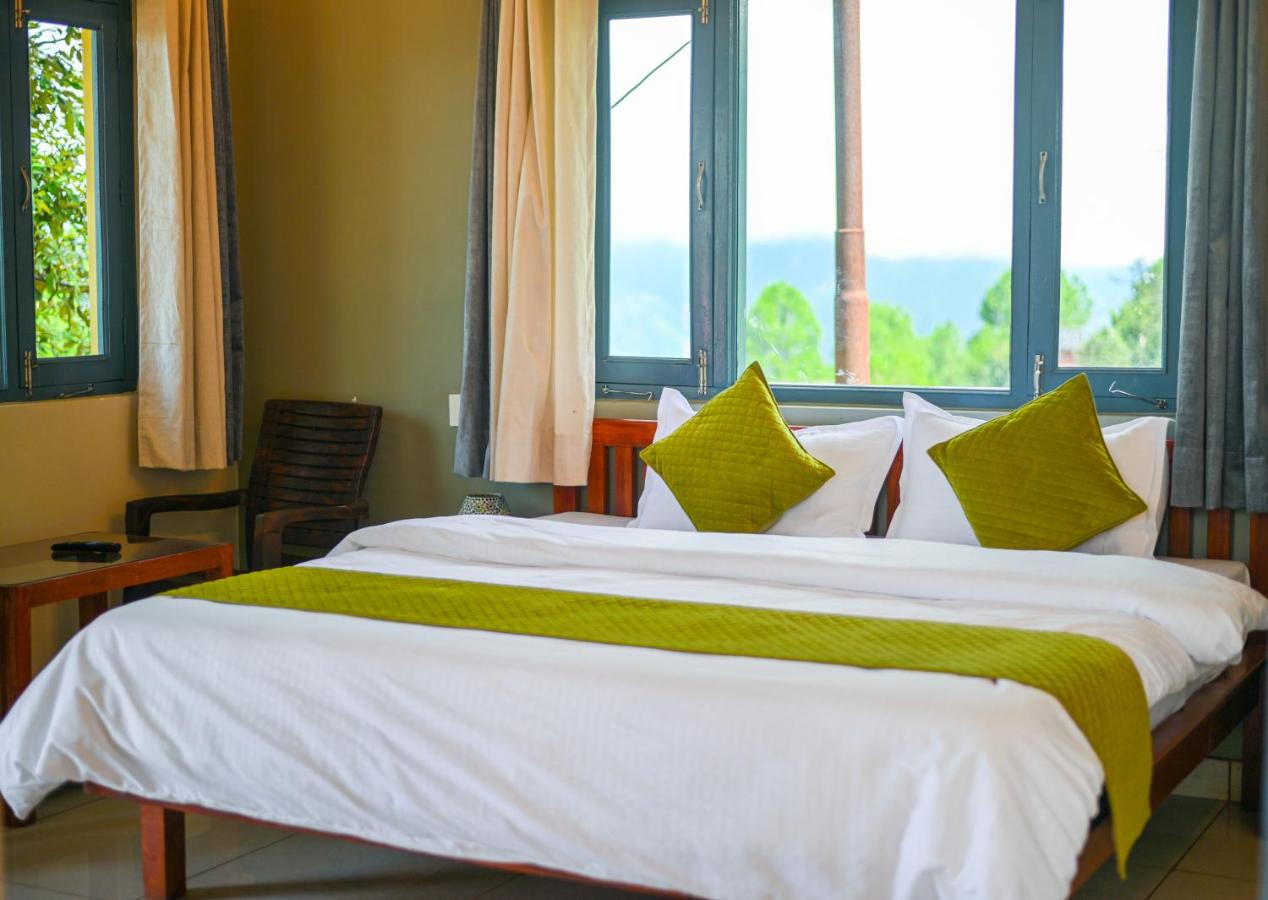 Zimmer mit Kingsize-Bett und Bergblick