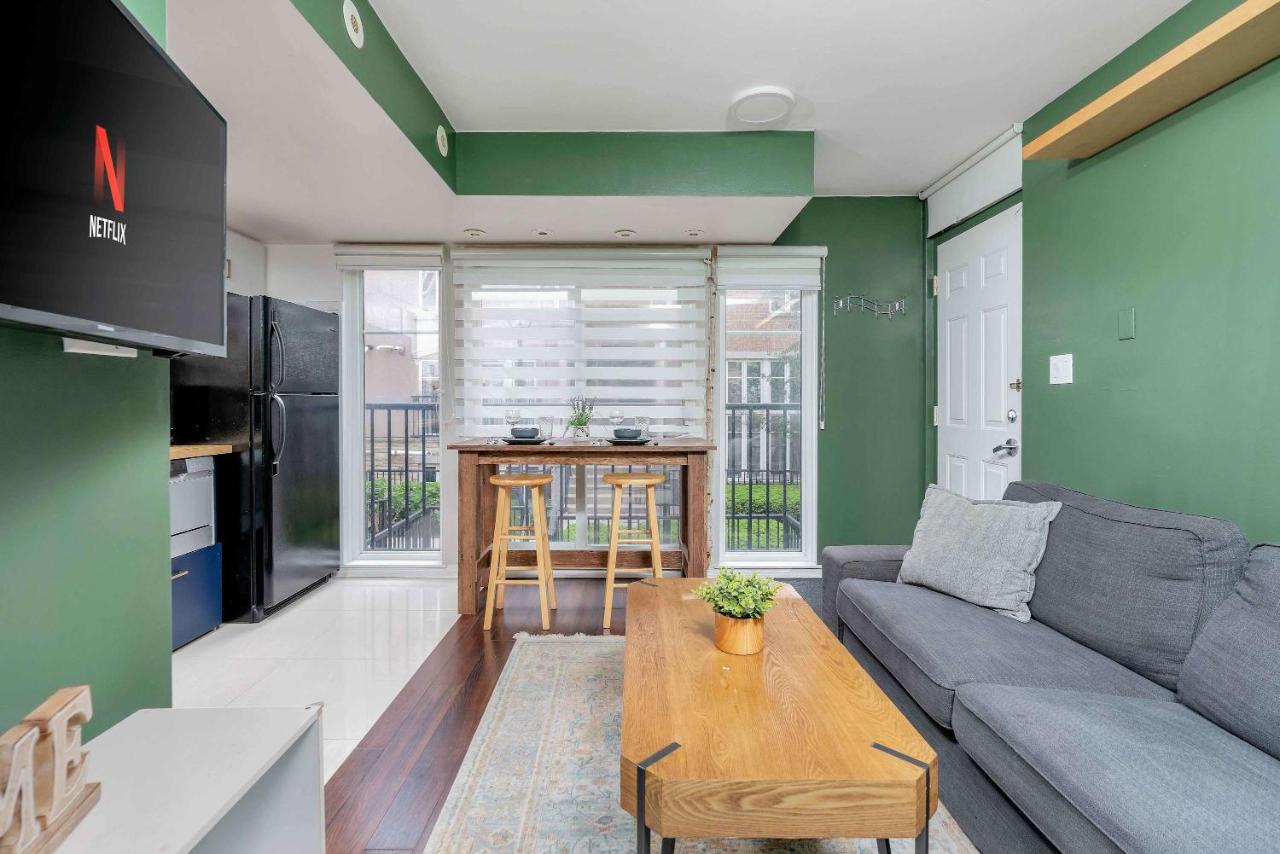 Deluxe One-Bedroom Apartment
