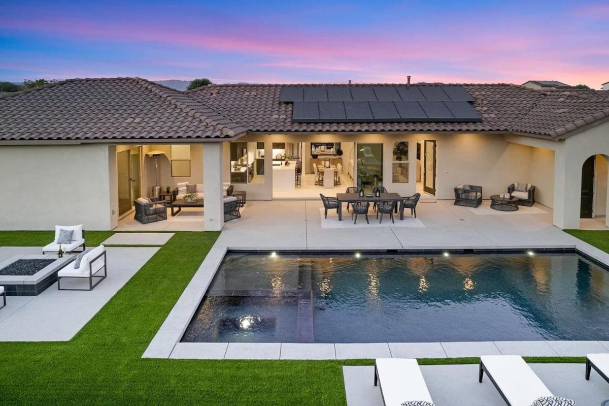 Vista Santa Rosa by VARE Luxe Golf PoolSpa Views PGA West - Bed and Breakfast