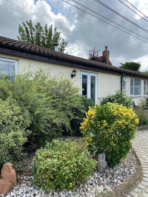 One Bedroom Bungalow No1 - Secure Gated Parking - B&B Basildon