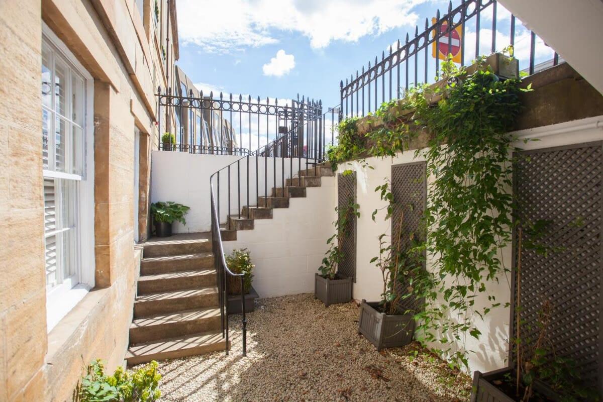 Charming Sandstone-Basement Apartment in West End - Ferienwohnung
