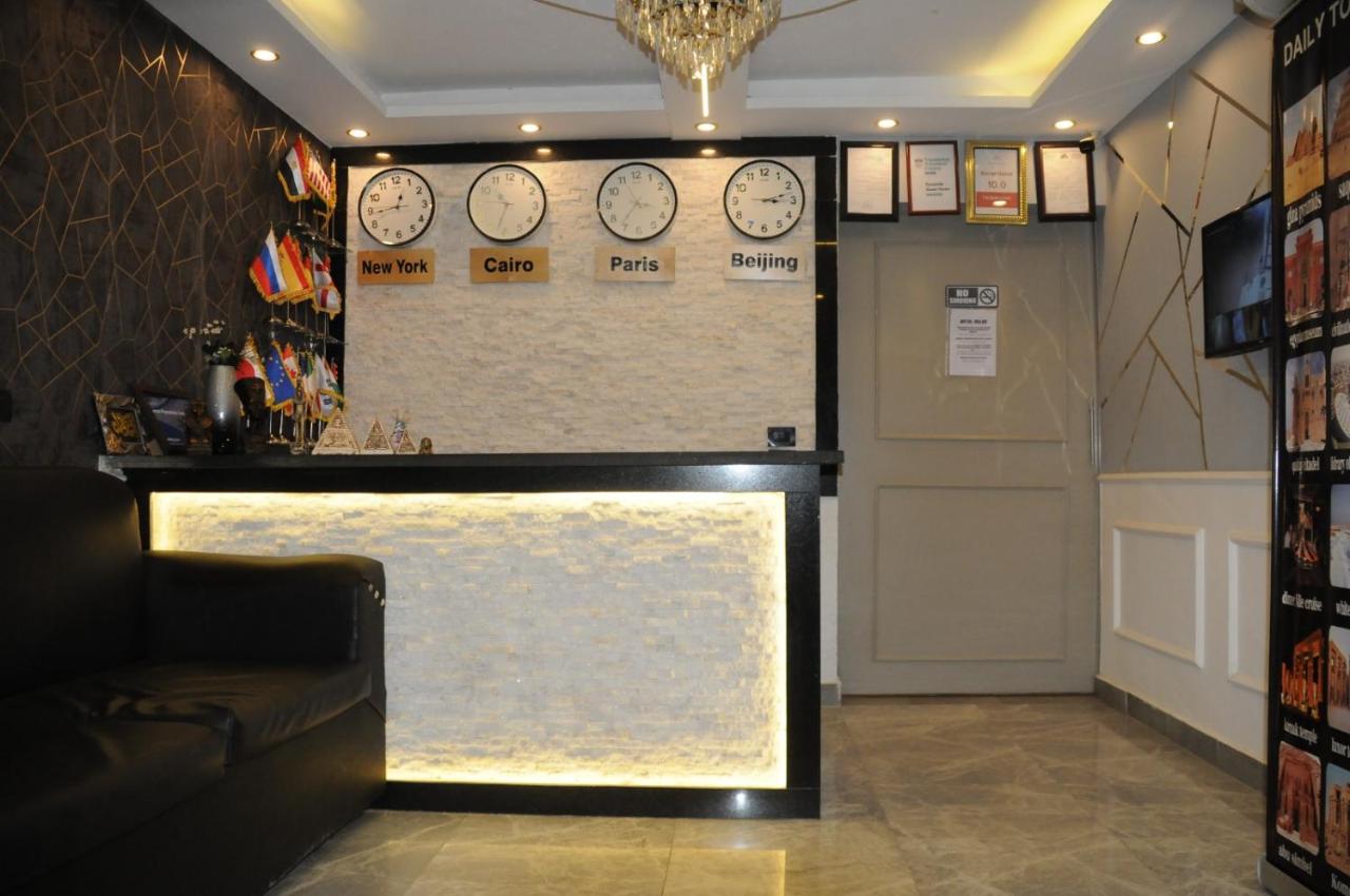 PYRAMIDS guest house - B&B