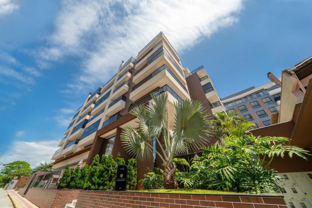 Recanto dos Girassóis 203 - Excelente apartamento 2 quartos em prédio com piscina - à 200m do mar - (Consultar serviços de roupa de cama e banho) - Bed and Breakfast Bombinhas