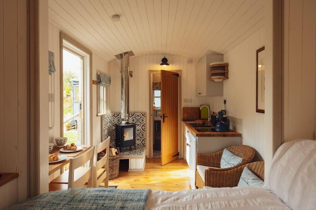 Shepherd's Hut - Jasmine - Bed and Breakfast
