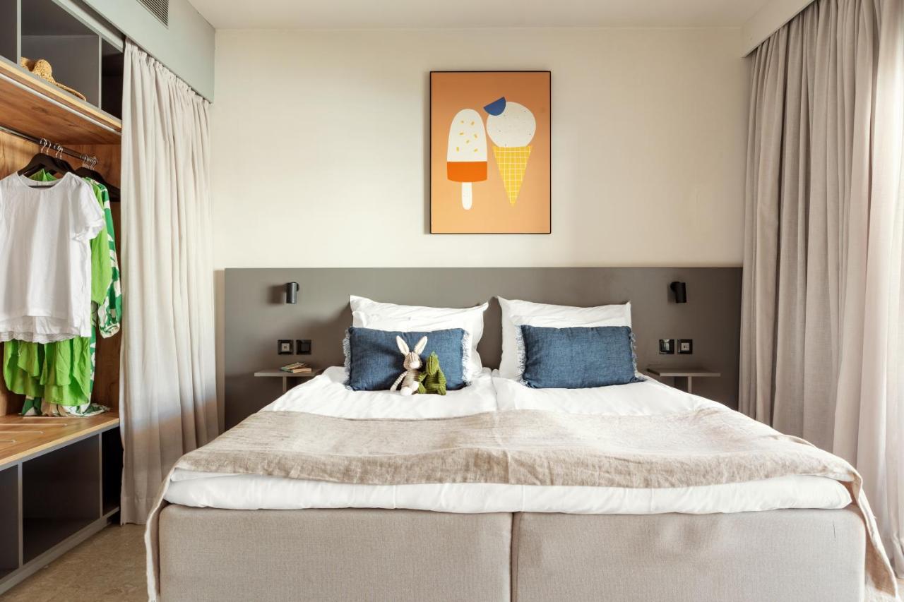Deluxe One-Bedroom Apartment