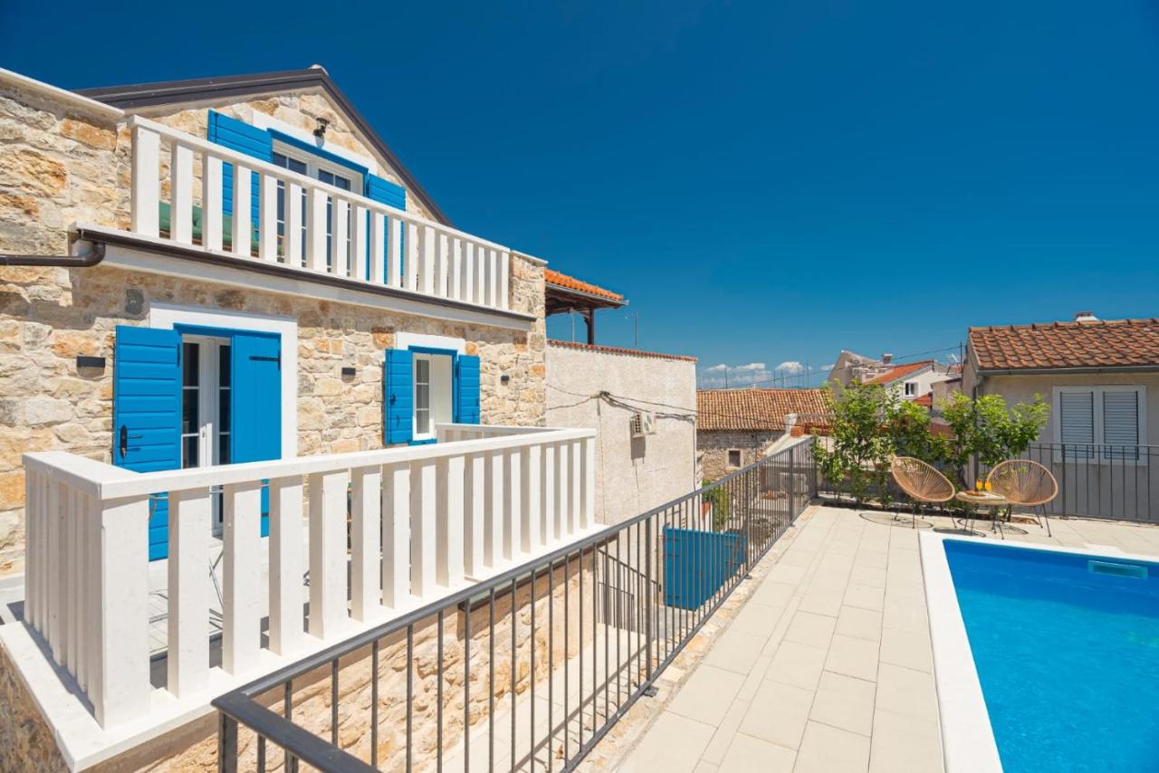 Villa Dalmatina Charming stone house with pool, 40 m from see - B&B Tribunj