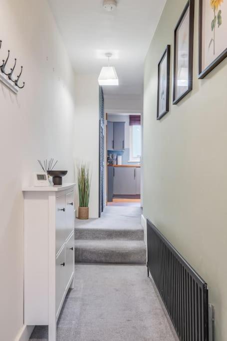 Spacious Private Apartment in Central Dartford with Free Parking TFL Zone 6 - B&B