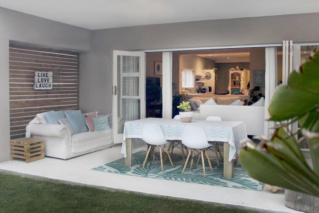 Sea Breeze Beach Home in Melkbosstrand, Cape Town - Chambres d’hôtes