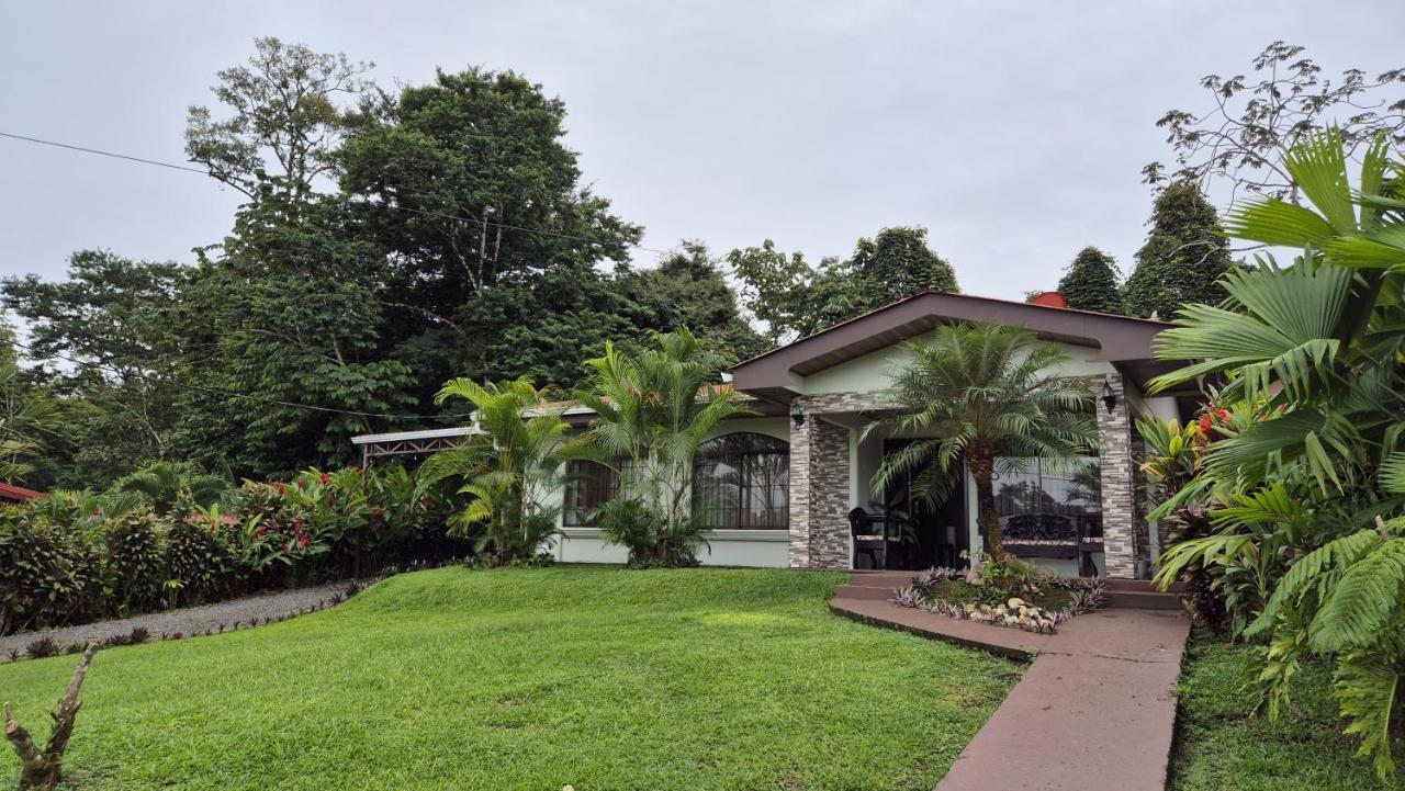 Casa Arboleda-Full House by the River and Forest and Gardens - B&B