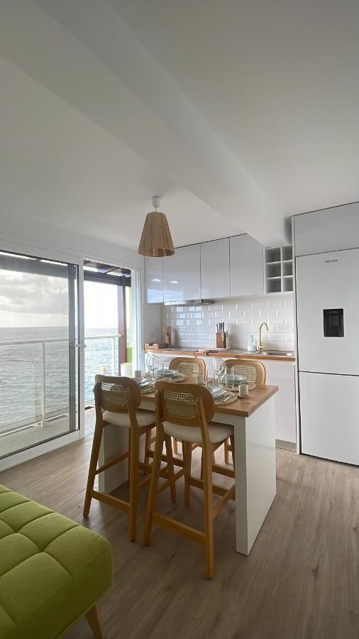 Wave Shadows Beach House Oceanfront property - Top Floor - Chambres d'hôtes Paul do Mar