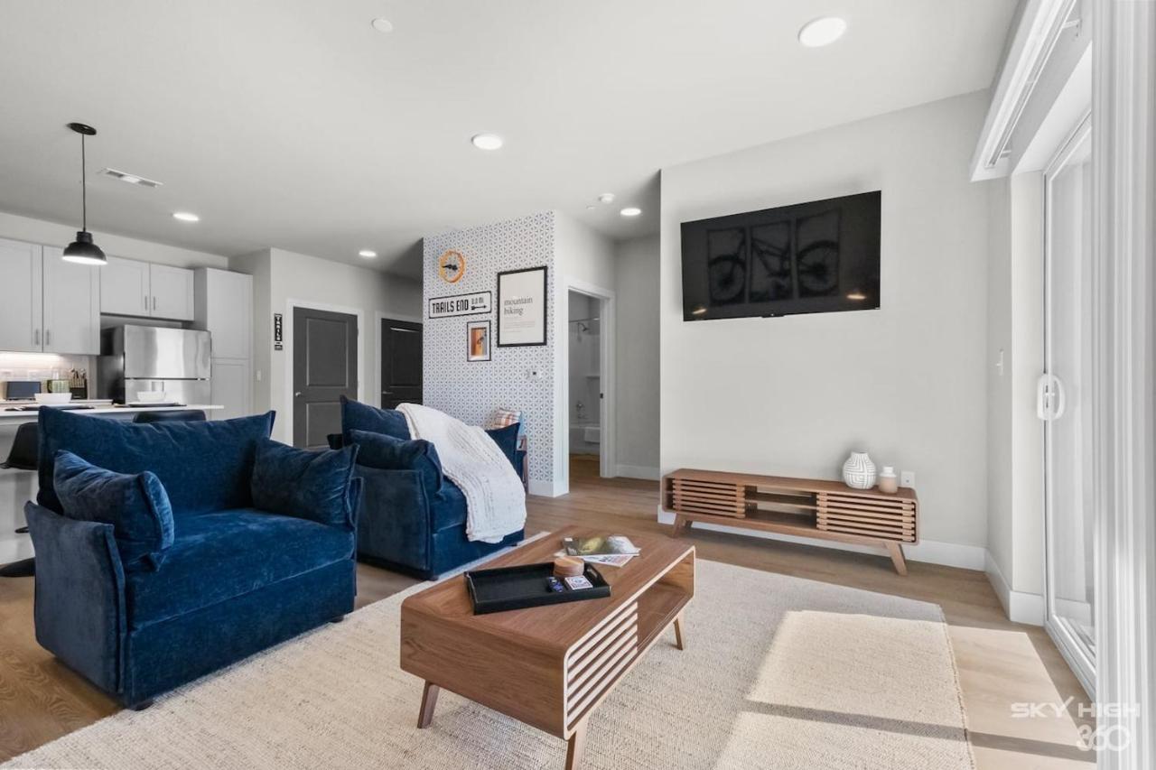 Trails End Here, Pool, King Beds, Gym, Lux Apt - Bed and Breakfast Rogers