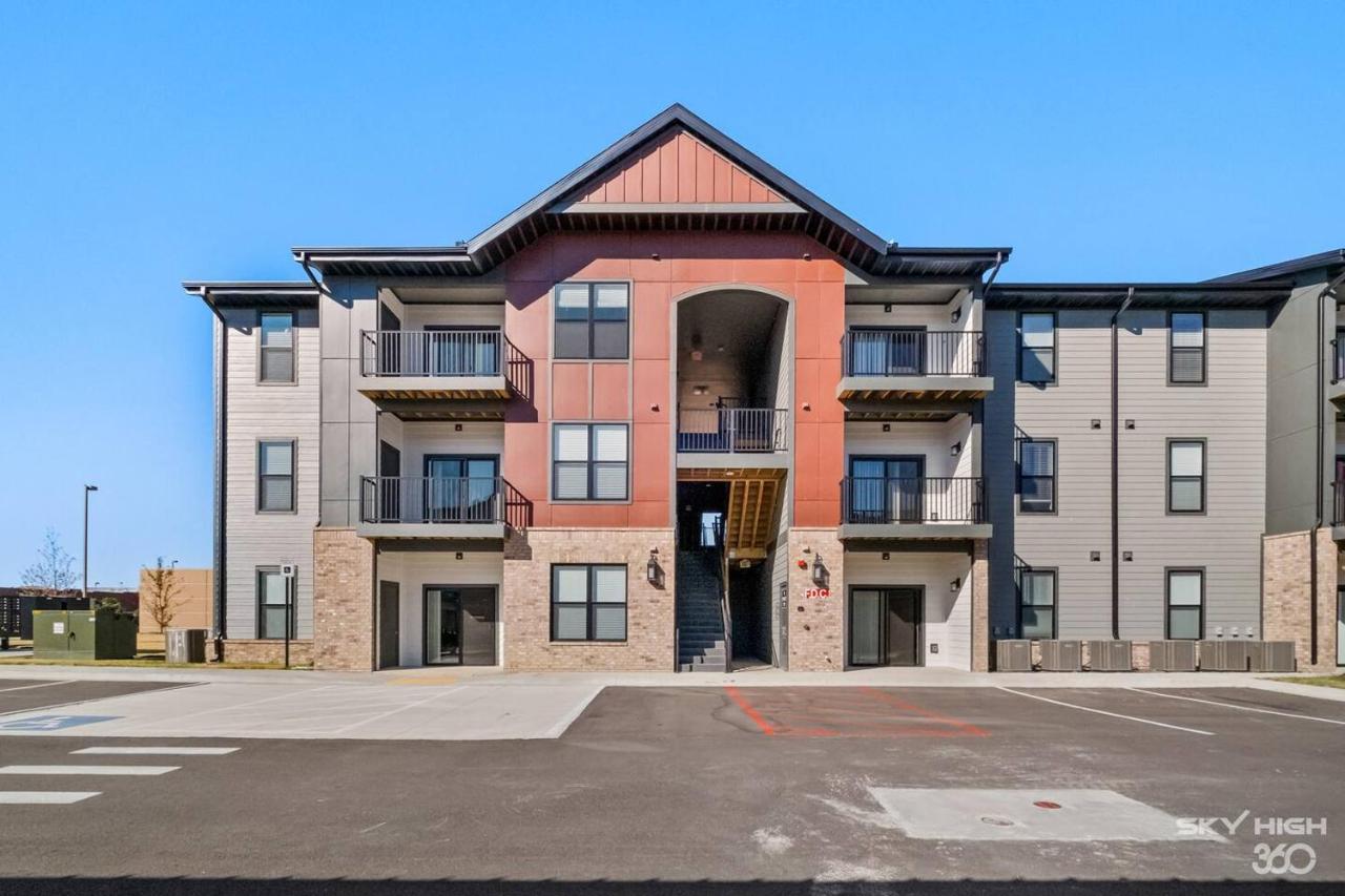 Unplugged Luxapt Near Uark, Amp, King Beds, Pool - B&B