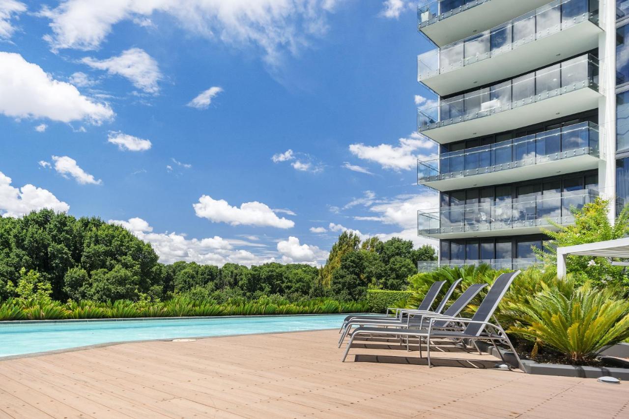1-Bed with Amazing Views, Pool, Gym, BBQ & Parking - B&B